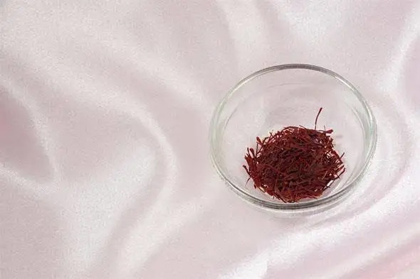 Check Out 5 Saffron Benefits For Skin & DIY Saffron Face Pack